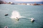 Δεν έλειψαν βεβαίως οι υδάτινες βεντάλιες, αφού κάποιοι κυβερνήτες βρήκαν πολύ ελεύθερο χώρο λόγω της τμηματικής εισόδου των σκαφών στο λιμάνι. 