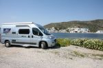 Το αυτοκινούμενο σπίτι μας στα Κατάπολα με φόντο τον οικισμό Ξυλοκερατίδι. 