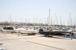Υπήρχαν σκάφη και πάνω σε τρέϊλερ.
