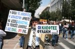 Ο κύριος Κώστας Δ., μολονότι φορούσε μπερέ, ήταν από τους ελάχιστους πραγματικά ακαπέλλωτους. 