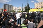 Σηκωθείτε γιατί καθιστούς δεν μπορούμε να σας δείρουμε!