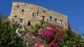 Το κάστρο ορθώνεται πάνω από τα σπίτια της Χώρας. 